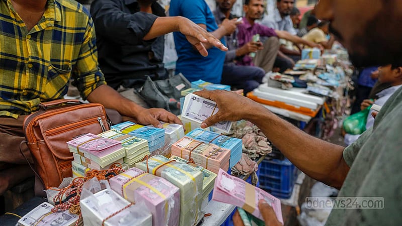 Footpath vendors sell new currency notes on the footpath outside Gulistan Shopping Complex in Dhaka before Eid-ul-Fitr.