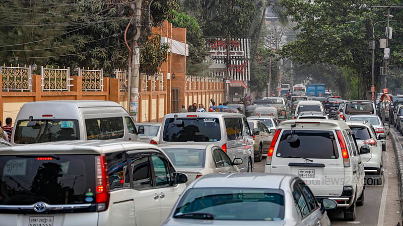 Traffic comes to a standstill on Mouchak-Moghbazar flyover outside Ramna Police Station in Dhaka on Monday, Mar 18, 2024, during Ramadan.