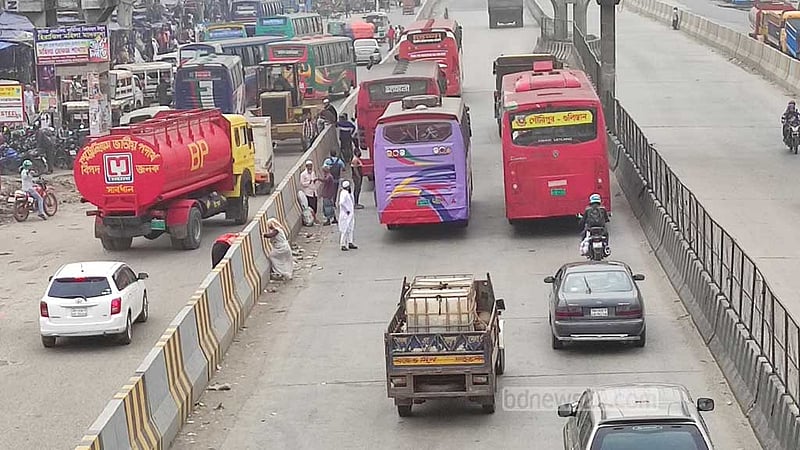 Reckless bus drivers drop passengers in the middle of the eight-lane Dhaka-Chattogram Highway at Shimrail in Narayanganj’s Siddhirganj.