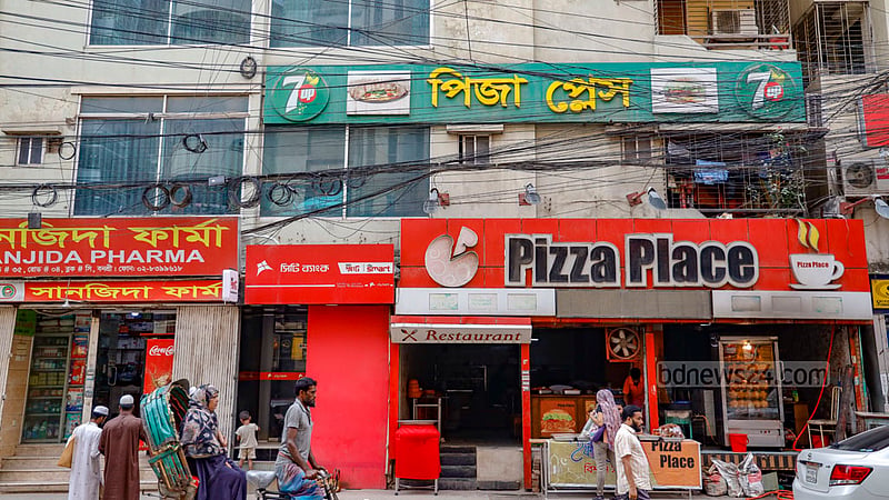 Though restaurants occupy floors on many residential buildings in Banasree, none of them have their own parking. Guests at these restaurants often park their vehicles on the road, blocking it.