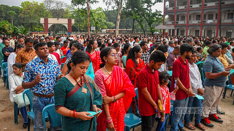 Christian devotees attend a dawn prayer service to commemorate Easter Sunday at the Rajdhani High School field in Dhaka’s Manik Mia Avenue on Sunday, Mar 31, 2024.