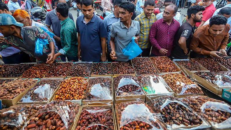 Muslims crowd the shops of Karwan Bazar in Dhaka to buy dates for Iftar on Monday, Mar 11, 2024, the eve of the beginning of Ramadan. The imported fruit is priced between Tk 200 and Tk 1,000 a kg, depending on its quality.