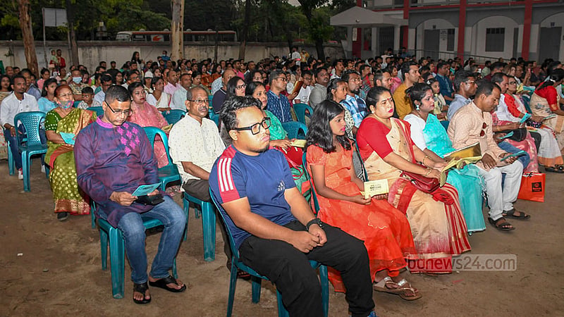 Christian devotees pray at an Easter Sunday service at the Rajdhani High School field in Dhaka’s Manik Mia Avenue on Sunday, Mar 31, 2024.