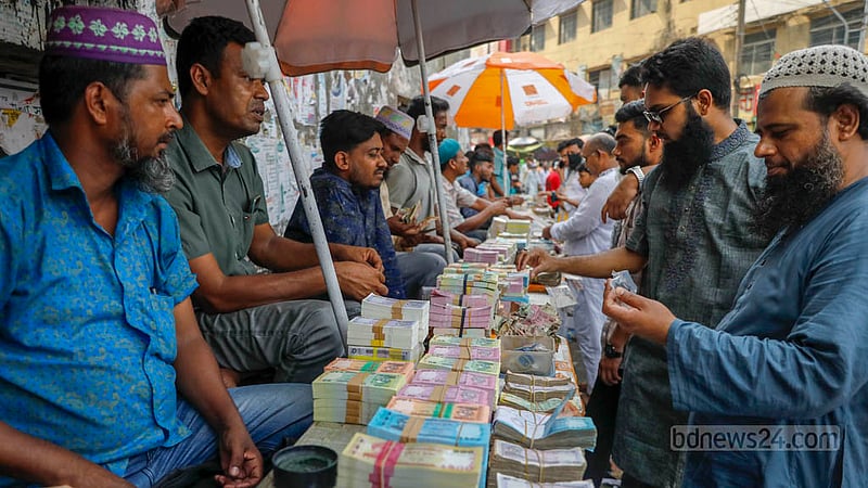 People crowd the footpaths of Gulistan for new currency notes before Eid-ul-Fitr.