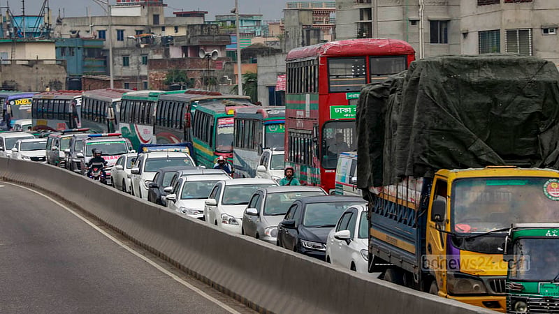 Heavy traffic congestion plagues the Gulistan and Chankharpul sections of Dhaka's Mayor Mohammad Hanif Flyover, while the road leading upward remains clear.