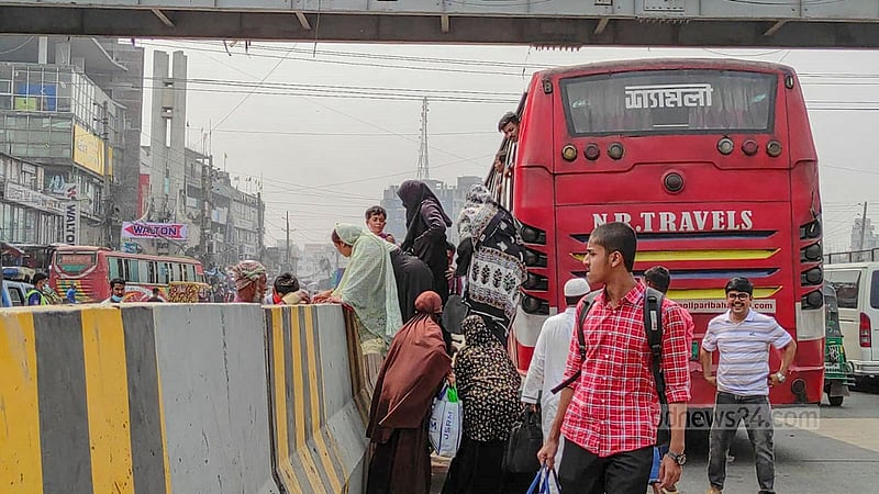 Jaywalkers risk their lives to cross the eight-lane Dhaka-Chattogram Highway by scaling the high Jersey barrier in Narayanganj’s Shimrail.