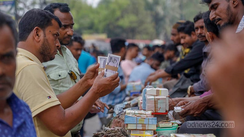Footpath vendors sell new currency notes on the footpath outside Gulistan Shopping Complex in Dhaka before Eid-ul-Fitr.