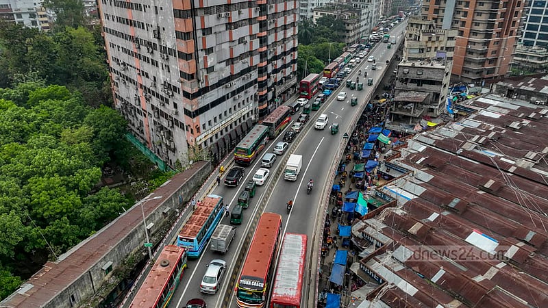 Traffic is heavy on the roads from the Gulistan and Chankharpul sections of Dhaka's Mayor Mohammad Hanif Flyover, all the way to Sayedabad.