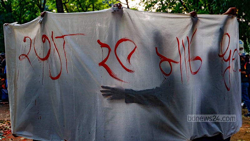 Members of theatre group Prachyanat, dressed in black, stage their street drama ‘Laljatra’ at the Swoparjito Swadhinata Chattar of Dhaka University on Monday, remembering the martyrs of the dark night of Mar 25, 1971.