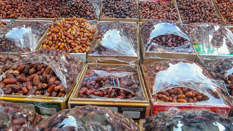 Muslims crowd the shops of Karwan Bazar in Dhaka to buy dates for Iftar on Monday, Mar 11, 2024, the eve of the beginning of Ramadan. The imported fruit is priced between Tk 200 and Tk 1,000 a kg, depending on its quality.
