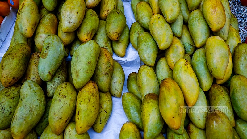 Mimicking the shape of the Ashwini variety, Thai Jamboo mangoes are also from Thailand and command a price of Tk 1,200 a kg.