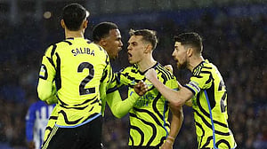 Arsenal return to top