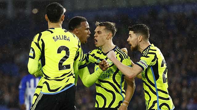 Arsenal ease past Brighton to return to top