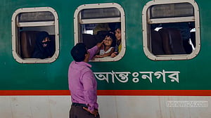 রেল আর নৌপথে ঈদযাত্রা যেমন