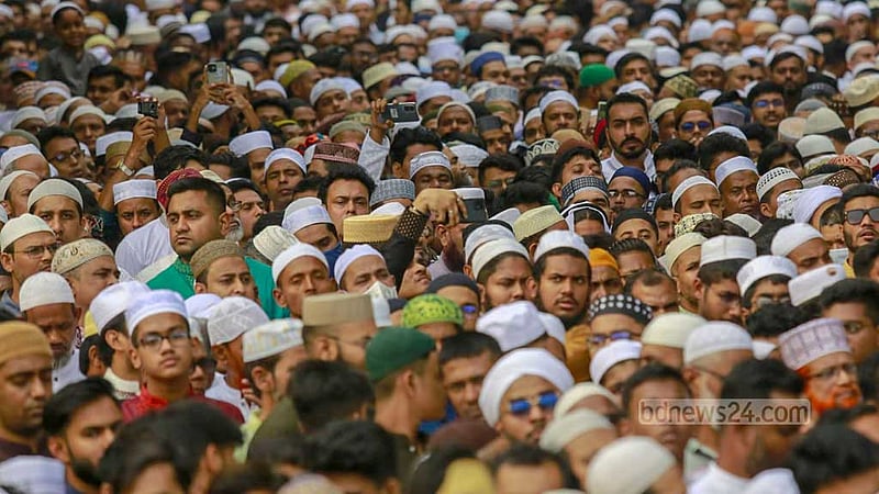 Following the Eid prayers, Muslims greeted each other with warm embraces to ring in the Eid-ul-Fitr celebrations.