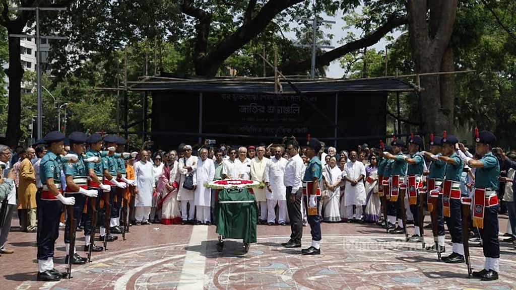 Farewells for Shib Narayan Das, designer of the first Bangladeshi flag, at Shaheed Minar