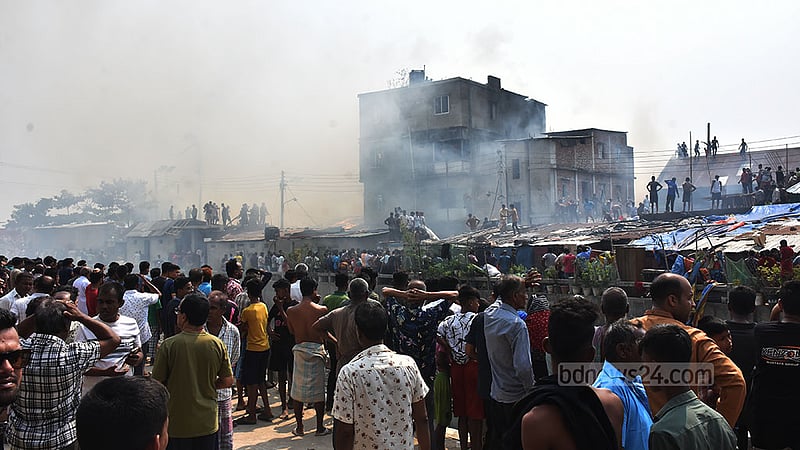 Fire Service and Civil Defence personnel try to douse a fire that ripped through Tekpara slum and adjacent Yakub Nagar slum in Chattogram’s Firingi Bazar on Monday afternoon, Apr 15, 2024.