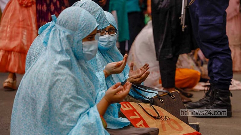 Muslims prayed for the welfare of the country and its citizens after offering their Eid prayers on Thursday morning, Apr 11, 2024.