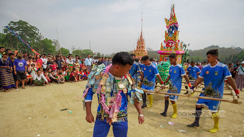 A dance performance with a symbolic coffin took up much of the first day of the two-day funeral ceremony for the late Mahathero.