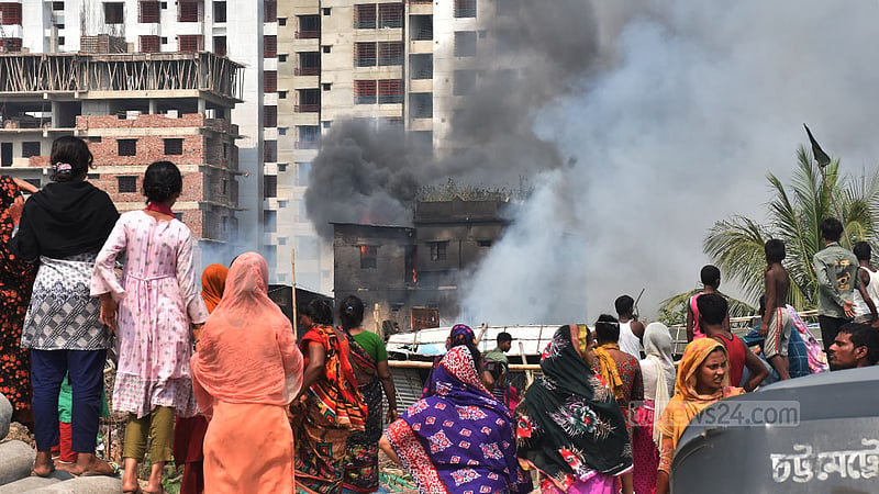Around 200 homes were burnt down by a blaze at Tekpara slum and adjacent Yakub Nagar slum in Chattogram’s Firingi Bazar on Monday afternoon, Apr 15, 2024.