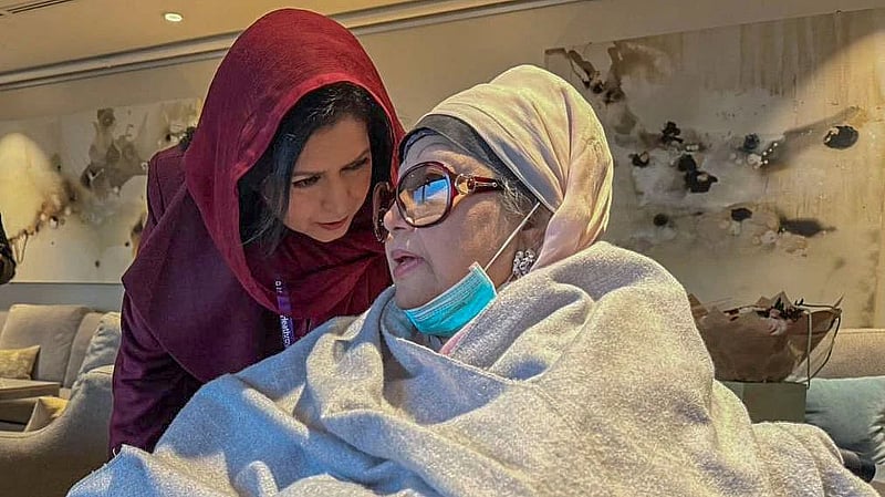 বিএনপি চেয়ারপারসন খালেদা জিয়া বুধবার লন্ডনে পৌঁছানোর পর হিথ্রো আন্তর্জাতিক বিমানবন্দরে তার সঙ্গে কথা বলেন পুত্রবধূ জোবাইদা রহমান।