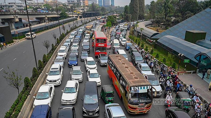 Traffic on the Airport Road came to a standstill on Monday, Mar 10, 2025, as garment workers blocked the road at Chairman Bari U-turn in Banani following the death of a female colleague in a road accident. Photo: Abdullah al Momin
