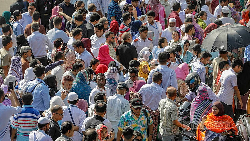 Both Motijheel Government Boys’ and Girls’ High School have been selected as exam venues, resulting in large crowds in the area as the two centres are next to each other on Thursday, Apr 10, 2025. Photo: Mahmud Zaman Ovi