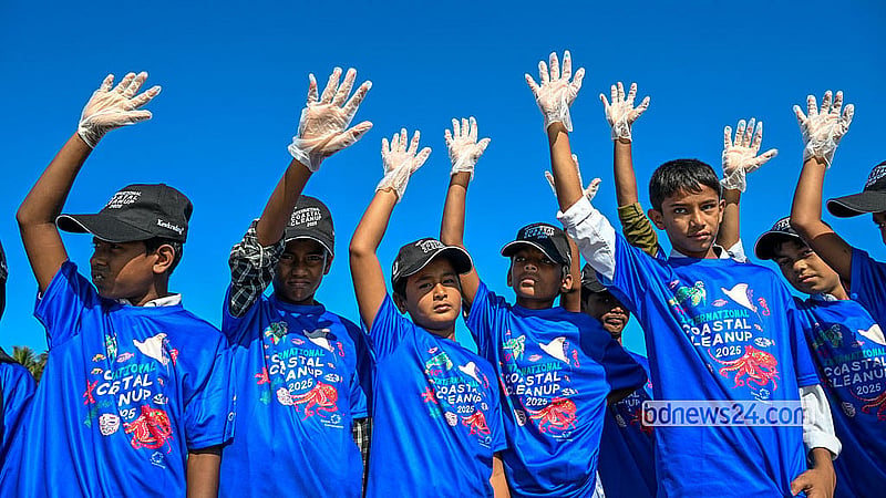 Children participated in the beach cleanup with members of Keokradong Bangladesh on Friday, Dec 5, 2025. Photo: Muhammad Mostafigur Rahman