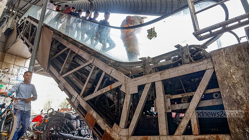 The escalator of the footover bridge installed at Chairman Bari of Banani is worn out and decrepit due to a lack of maintenance. The steel sheet has been removed. Photo: Mahmud Zaman Ovi