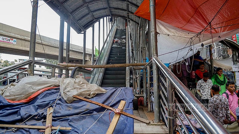 The escalators of the eye-catching Farmgate footbridge in Dhaka remain out of order. A temporary stall has also sprung up at the Tejgaon College entrance to the bridge. Photo: Mahmud Zaman Ovi