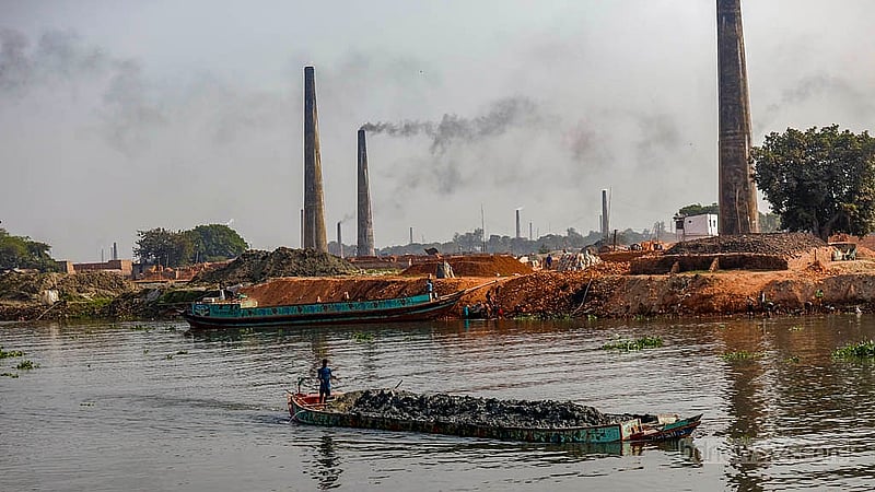 Soil collected from surrounding areas arrives by bulkhead boat in Keraniganj's Zajira, where it will be used for brickmaking. Photo: Mahmud Zaman Ovi