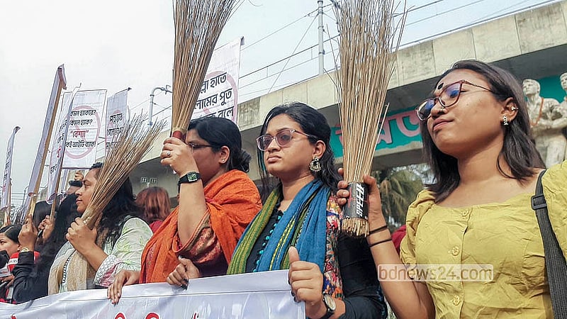 Students hold a protest rally with brooms at the base of Dhaka University’s Raju Sculpture on Sunday, Feb 1, 2026, to protest Jamaat-e-Islami Ameer Shafiqur Rahman’s “misogynistic comments”. Photo: Abdullah Al Momin