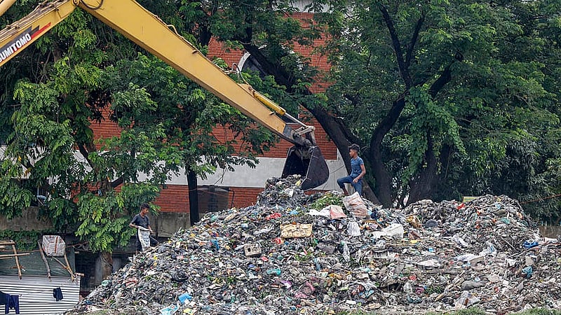 A Dhaka North City Corporation excavator machine removes garbage from the Kalyanpur Canal. The excavation work on this canal began in March 2025 and will continue until March 2026. Photo: Mahmud Zaman Ovi