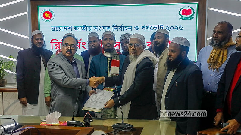 Candidates from different parties and independent hopefuls submit their nomination papers at the Office of the Dhaka Divisional Commissioner and Returning Officer on Monday, Dec 29, 2025, the last day to submit nomination papers for the national election.  Photo: Abdullah al Momin
