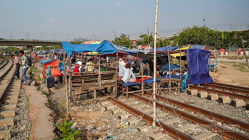 Shops have sprung up on unused tracks at Dhaka’s Kuril Bishwa Road, but their proximity to active lines makes accidents likely. Photo: Tanjinur Rahman Bhuiyan