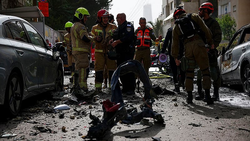Emergency responders work at an impact site, following a barrage of missiles launched from Iran, amid the U.S.-Israeli conflict with Iran, in central Israel, April 4, 2026. Photo: Reuters