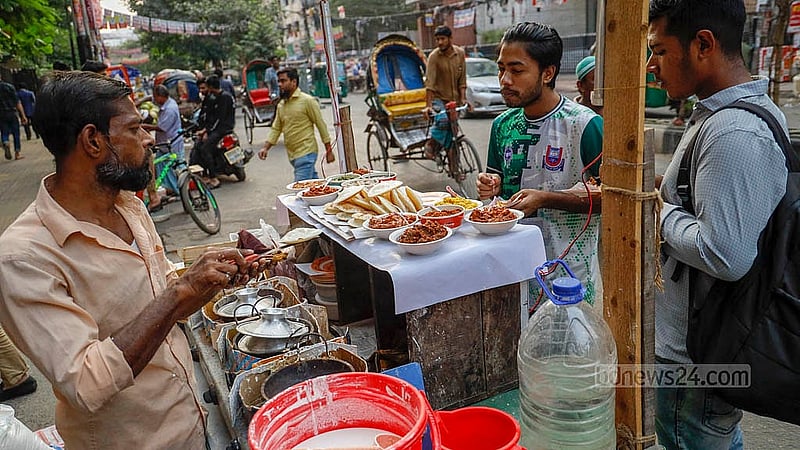 A roadside vendor makes chitoi pitha, a traditional rice cake, in Dhaka’s Farmgate. Photo: Mahmud Zaman Ovi