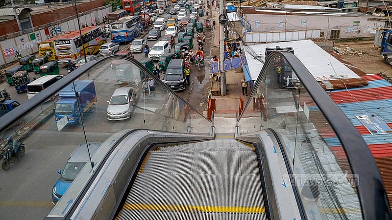 Both the escalators of the Banani and airport footover bridges are in shambles. In the meantime, another escalator is being installed in the footover bridge at the Aftabnagar entrance near the Rampura Bridge. Photo: Mahmud Zaman Ovi