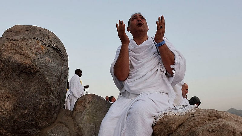 A Muslim pilgrim prays at Jabal al-Rahmah, also known as Mount Arafat, during the annual hajj pilgrimage, outside the holy city of Mecca, Saudi Arabia, June 5, 2025. Photo: Reuters