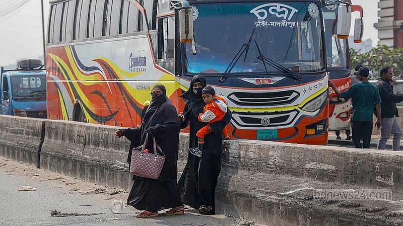 People take risks to get from one side of the Babu Bazar Bridge to the other to board buses or battery-powered autorickshaws. Photo: Mahmud Zaman Ovi