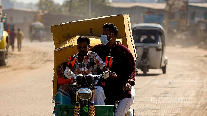 People cannot move without wearing masks due to extreme density of dust in the air on the Sadarghat-Gabtoli roads. Photo: Mahmud Zaman Ovi
