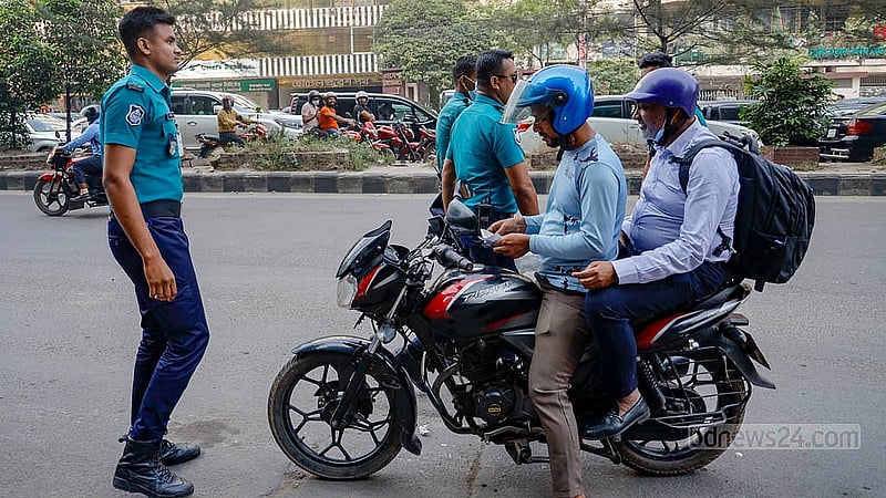 Police verify motorcycle documents at Kakrail intersection on Wednesday, Nov 12, 2025, amid tightened security ahead of the Awami League’s “Dhaka Lockdown” programme. Photo: Mahmud Zaman Ovi
