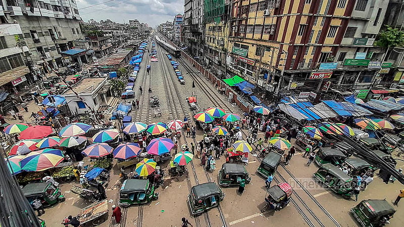 Temporary shops have been set up on the railway tracks in Dhaka’s Jurain. When a train approaches, hawkers quickly clear the tracks, only to return and resume business once it passes. Photo: Abdullah al Momin