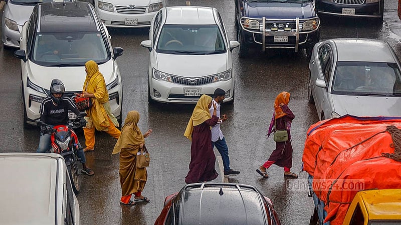 At the road outside Dhaka’s Shaheed Suhrawardy Medical College and Hospital, women cross the road risking their lives instead of using the nearby footbridge on Monday, Jul 7, 2025. Photo: Mahmud Zaman Ovi