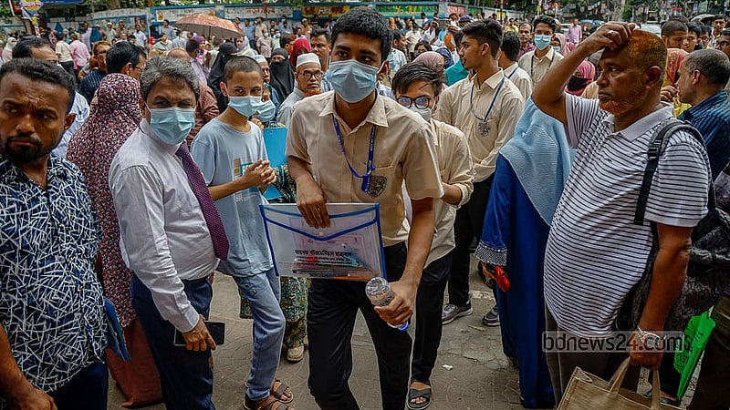 Students enter Siddeshwari Girls’ College centre on the first day of the HSC exams on Thursday, Jun 26, 2025. With COVID cases rising across the country, many candidates were seen wearing masks. Photo: Mahmud Zaman Ovi