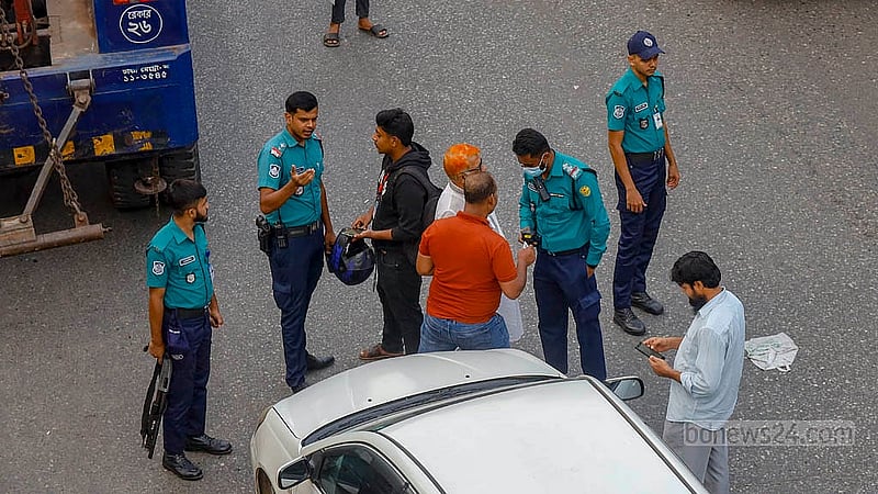 Police tighten security at the Science Lab intersection in Dhaka on Wednesday, Nov 12, 2025. Photo: Mahmud Zaman Ovi