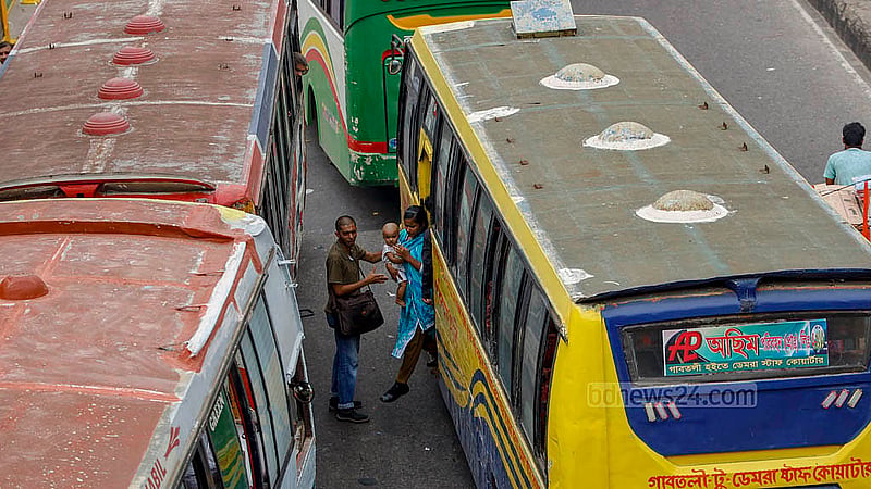 In a desperate competition for passengers, bus drivers drop or take commuters in the middle of the streets of Dhaka. Photo: Mahmud Zaman Ovi