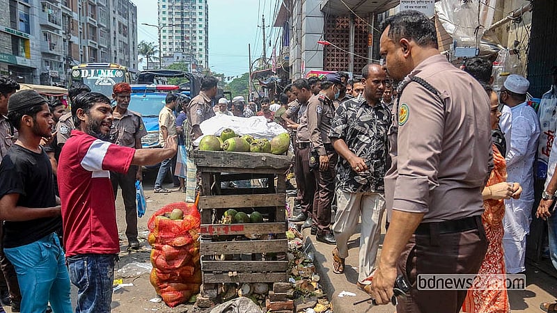 Police dismantle illegal structures on the pavement in front of Dhaka Medical College Hospital on Thursday, Apr 2, 2026. Photo: Abdullah al Momin