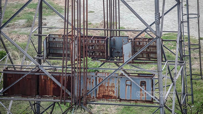 Some unknown people have taken away the floodlight equipment at the “Shaheed Ria Gope Cricket Stadium” in Narayanganj’s Fatullah. Photo: Abdullah Al Momin