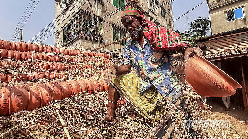 Clay pots brought from Barishal are unloaded from a truck in the capital, selling for Tk 8 to Tk 90 depending on size. Photo: Abdullah Al Momin